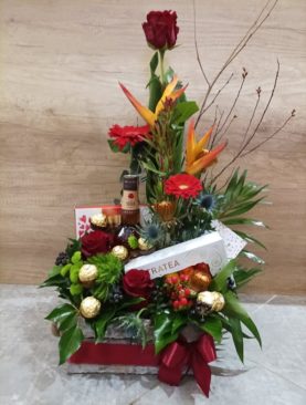 Darčekový box s kvetmi, čokoládou a alkoholom